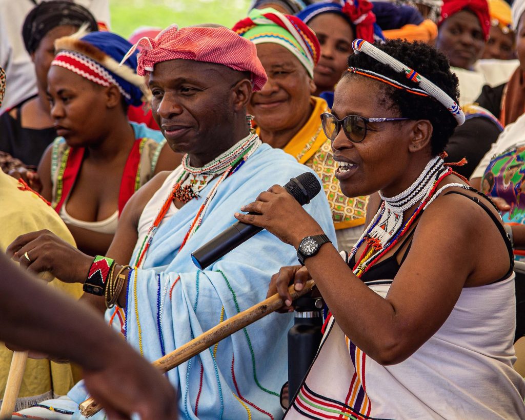 Photo of Sinegugu Zukulu (left) and Nonhle Mbuthuma (right) together.