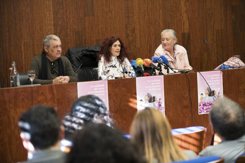 Teresa Vicente speaks into a microphone at a press conference on air quality in Murcia.